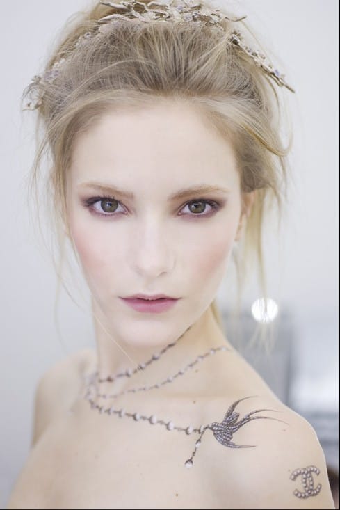 modelo con el maquillaje de la colección Les Impressions de Chanel de 2010