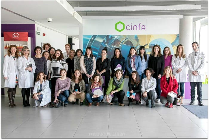 Foto de familia: todas las bloggers asistentes a la jornada junto al equipo de Cinfa 