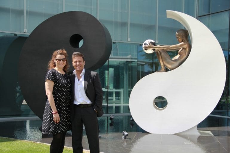 Posando con el Dr Mañero frente a su clínica, con la escultura de Lorenzo Quinn