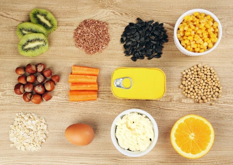 Alimentos ricos en vitamina B, como las legumbres, los cereales, los frutos secos o ciertas frutas y verduras