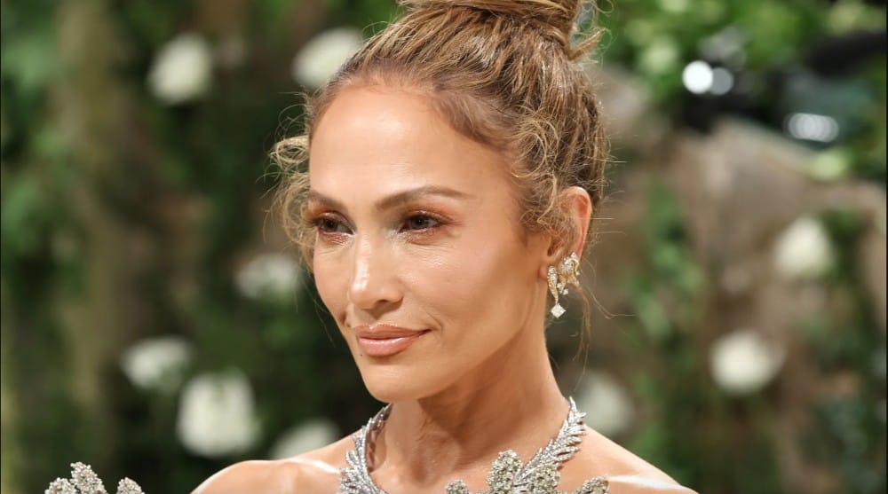 Look de maquillaje de Jennifer Lopez en la Gala Met 2024