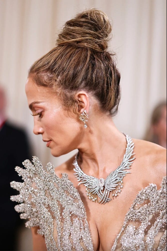Jennifer Lopez de perfil mostrando su peinado en la Gala Met 2024