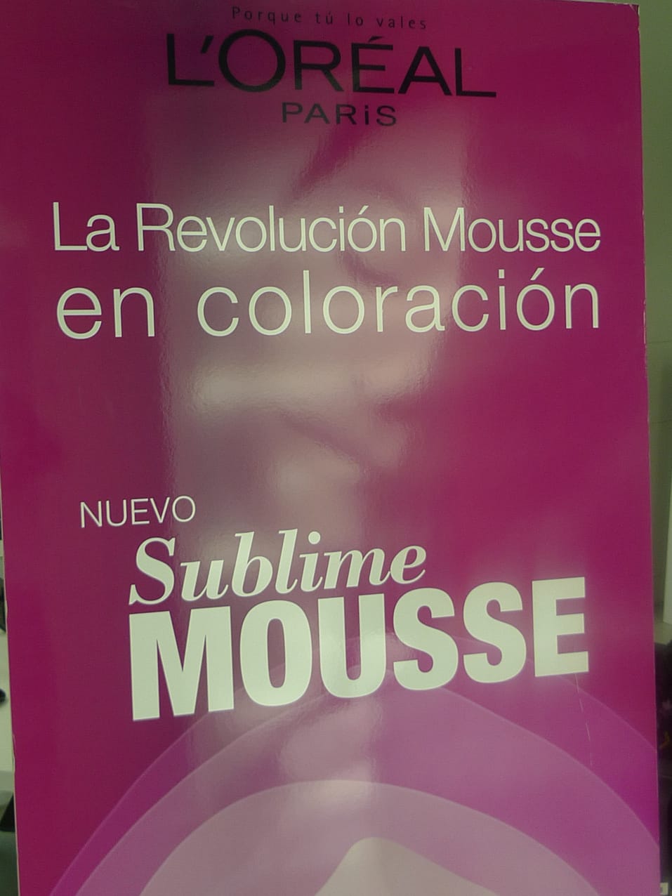 Cartel de la nueva coloración en mousse de L'Oréal Paris