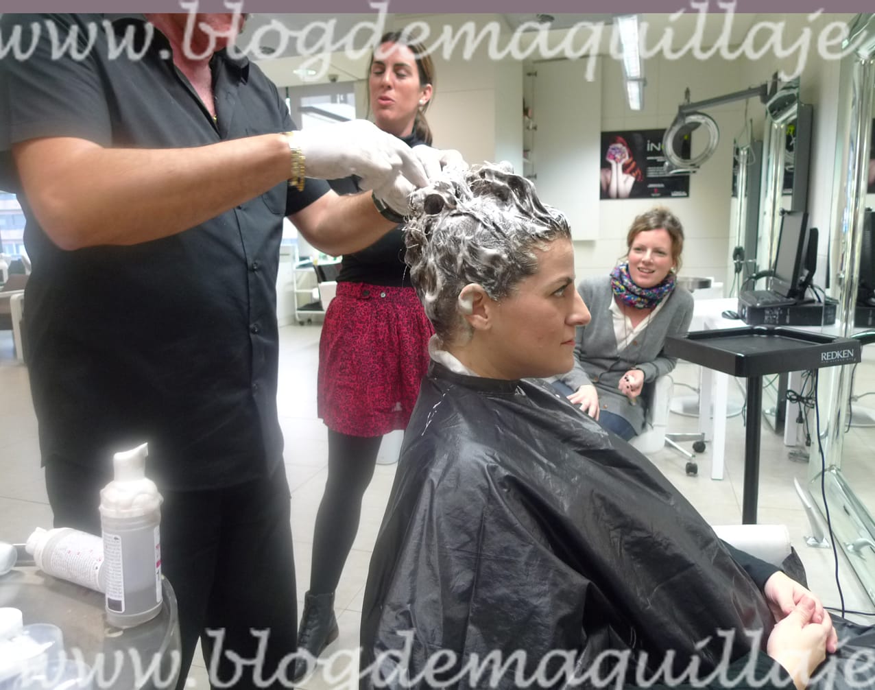 De cháchara con Cristina, América, María y Lucía de L'Oréal mientras yo tenía esas pintas que las mujeres tenemos en la peluquería...