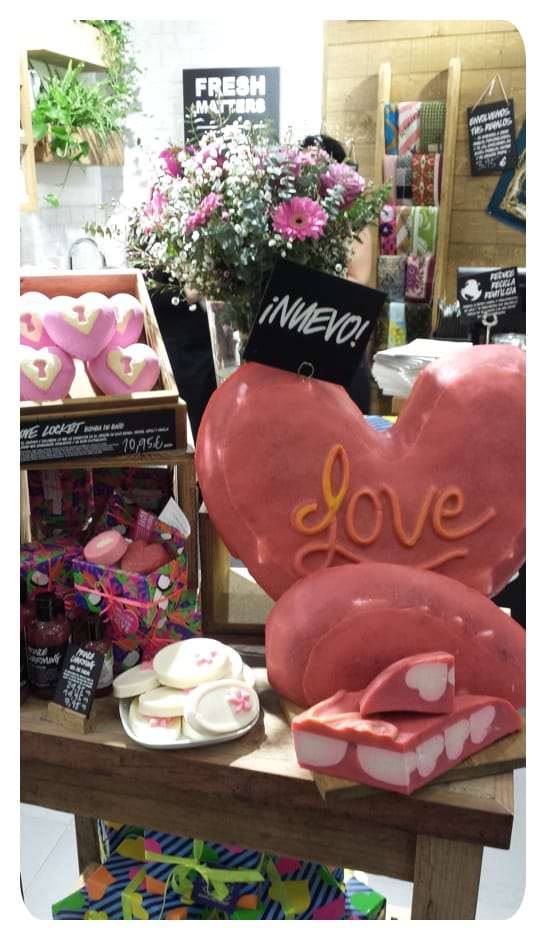 Productos de San Valentín expuestos en la tienda Lush de l'Illa Diagonal de Barcelona