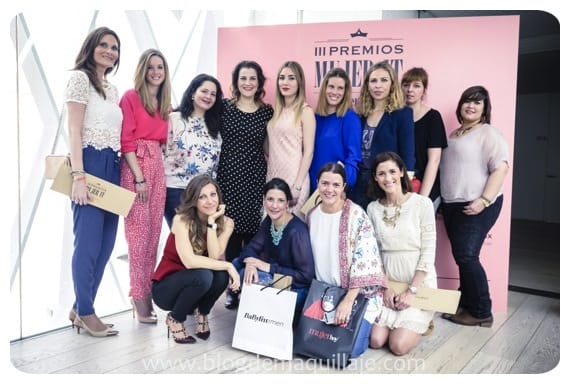 Foto de grupo de todas las ganadoras y las finalistas junto a Laura Pintos, redactora jefe de Mujerhoy