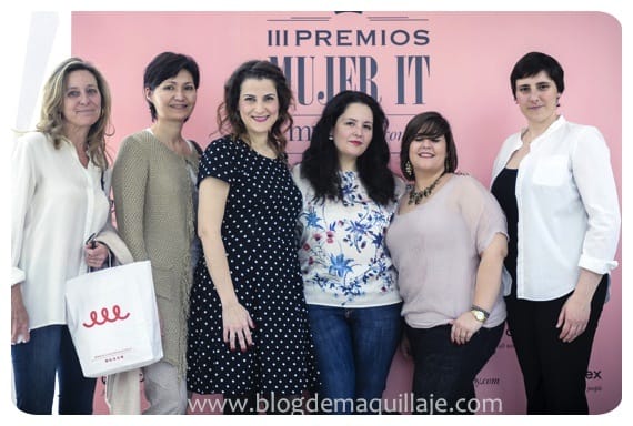 Las bloggers de belleza posando con las responsables de la marca de cosmética francesa Qiriness